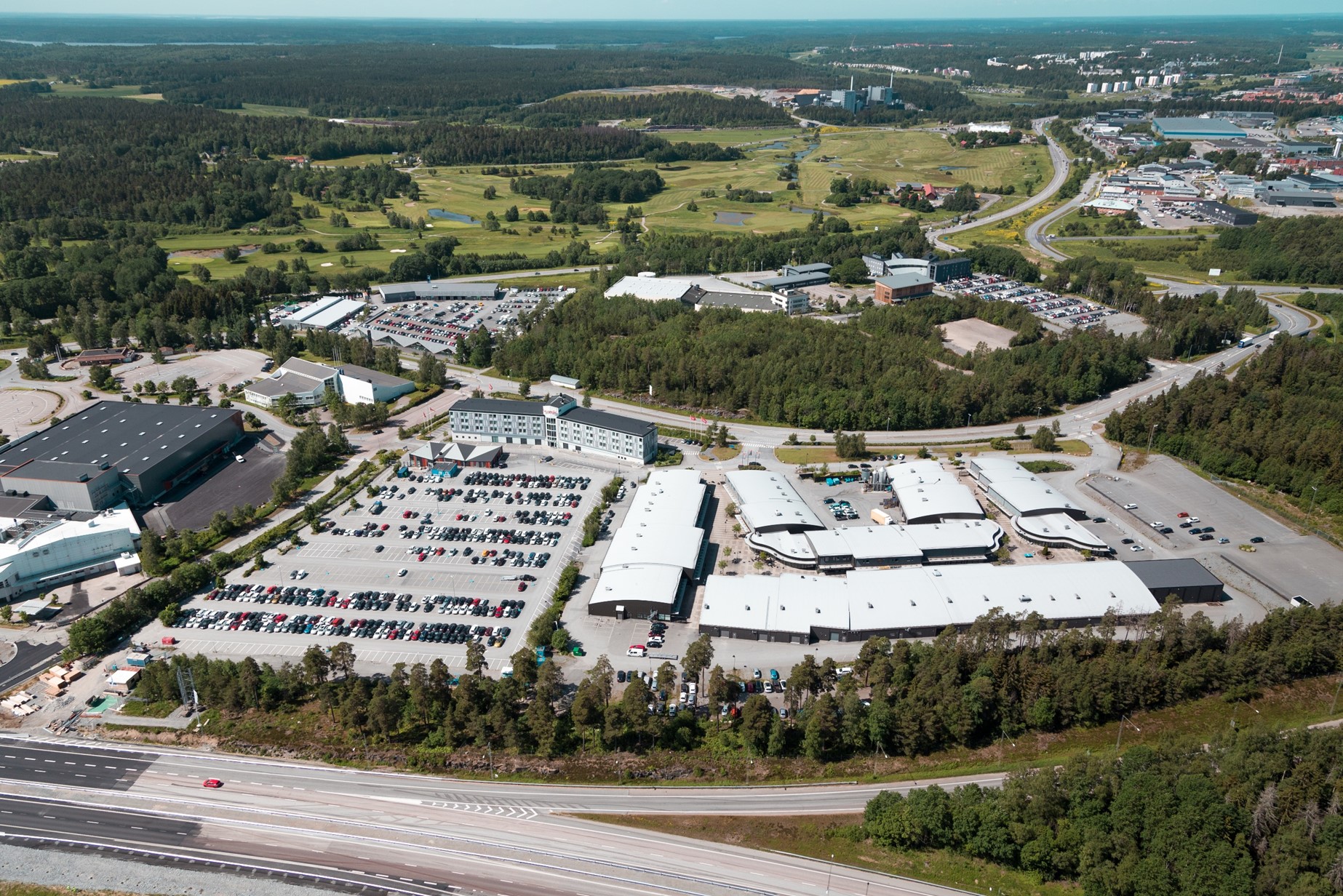Flygbild över Explore Arlandastad Flygbild över Explore Arlandastad med nyförvärvet av Arlandastad Golf i bakgrunden